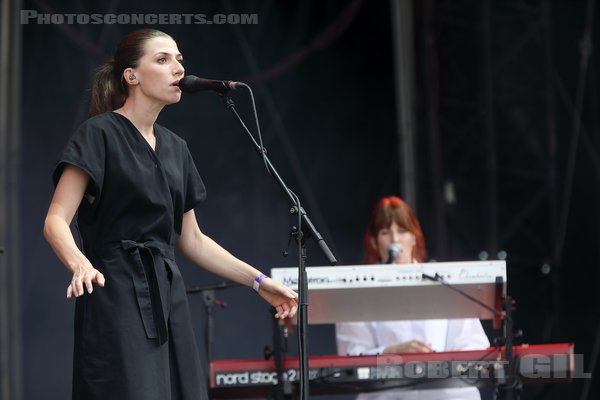 ALDOUS HARDING - 2022-08-26 - SAINT CLOUD - Domaine National - Grande Scene - Hannah Sian Topp